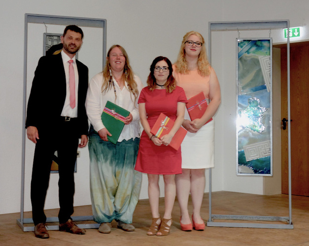 Bei der Ehrung der Jahrgangsbesten (v.l.): Abteilungsleiter Burkhard Meuser, Pine Honsel, Sarah Kleeberger, Anna Wolff - Karin Kuban-Scheel