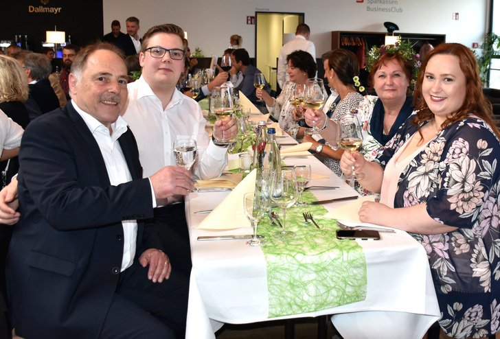 Die 2 Generation steht in den Startlöchern: In seiner Rede zeigte sich Gerhard Ebert sehr erfreut, dass auch seine Kinder Moritz und Marlene (ganz rechts) bald in die Unternehmensspitze einsteigen wollen. Im Bild 2.von rechts: Christine Ebert, die ebenfalls im Unternehmen aktiv mitarbeitet. - Daniel Mund / GLASWELT - © Daniel Mund / GLASWELT
