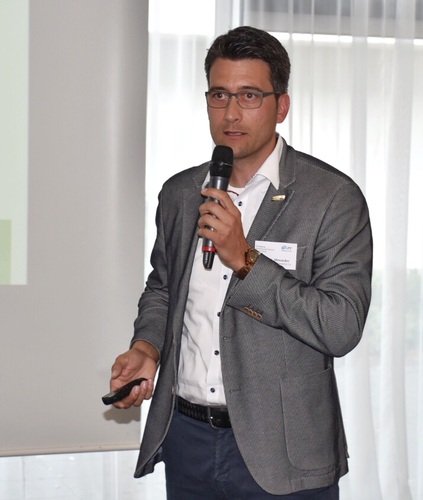 Alexander Schwarz (Kneer Süd) findet die Richtlinie "ganz brauchbar". Sie helfe zur Kompromissfindung beim Kunden. In seinem Kurzvortrag berichtet er von einer Glasreklamationsquote von 1%. Von 2000 reklamierten Scheiben jährlich könne man 1200 Scheiben bereits im Werk aussortieren. - Daniel Mund / GLASWELT - © Daniel Mund / GLASWELT
Alexander Schwarz (Kneer Süd) findet die Richtlinie "ganz brauchbar". Sie helfe zur Kompromissfindung beim Kunden. In seinem Kurzvortrag berichtet er von einer Glasreklamationsquote von 1%. Von 2000 reklamierten Scheiben jährlich könne man 1200 Scheiben bereits im Werk aussortieren. - Daniel Mund / GLASWELT - © Daniel Mund / GLASWELT