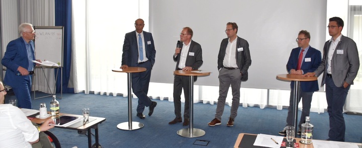 Unter der Leitung von Christian Anders (l.) diskutierten nach ihren Impulsvorträgen zum Thema “Visuelle Glasqualität“ die Experten (v.l.) Rechtsanwalt Prof. Christian Niemöller (SMNG), Hauptgeschäftsführer Jochen Grönegräs (BF), Michael Elstner (Interpane Glasgesellschaft), Ingo Leuschner (ift) und Alexander Schwarz (Süd-Fensterwerk). - Daniel Mund / GLASWELT