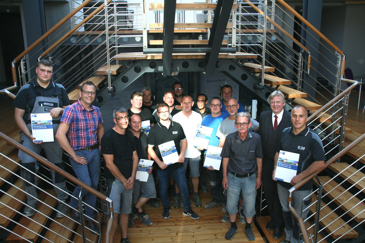 Insgesamt 13 Monteure der Rolf Fensterbau GmbH hielten am 29.06. nach ihrer theoretischen und praktischen Prüfung die deutschlandweit ersten Zertifikate zum Fensterbaumonteur (IHK) in ihren Händen. - Rolf Fensterbau