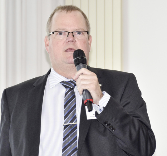 Frank Koos, Geschäftsführer für Normung, Technik und internationale Aktivitäten des VFF auf der Fachtagung Ende Juni - Daniel Mund / GLASWELT