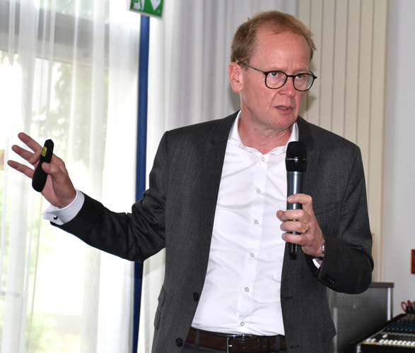 BF-Geschäftsführer Jochen Grönegräs auf der VFF-Tagung Normung und Technik Ende Juni 2018 - Daniel Mund / GLASWELT