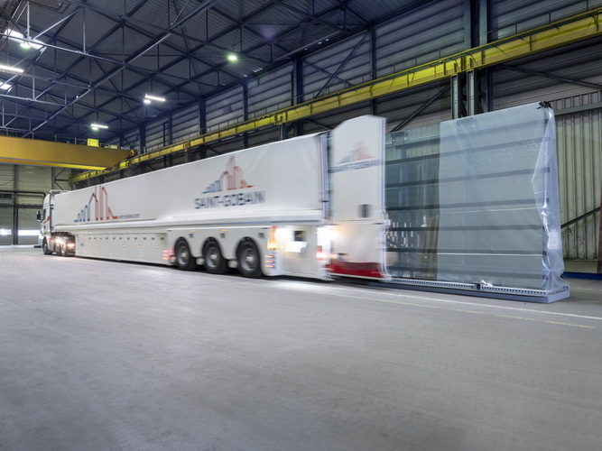 Gläser in XXL brauchen auch einen XXL Transporter. Diesen hat SGG jetzt in Eigenregie entwickelt. - Saint-Gobain Building Glass / Olaf Rohl