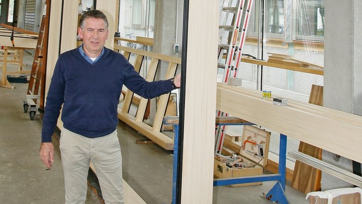 “Für uns sind auch die besonderen Objekte interessant“: Wilhelm Schellinger neben einem Fensterelement, das in einer Berufsschule eingebaut wird. - Daniel Mund / GLASWELT