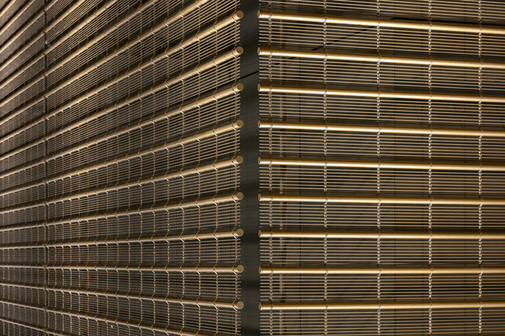 Der Bronzeton des Metallnetzes lehnt sich farblich an die Sandsteinbauten der umgebenden Bebauung an. - Constantin Meyer Photographie - © Constantin Meyer Photographie
Der Bronzeton des Metallnetzes lehnt sich farblich an die Sandsteinbauten der umgebenden Bebauung an. - Constantin Meyer Photographie - © Constantin Meyer Photographie