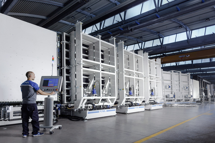 Die Präsentation der neuen XXL-Isolierglas-Linie für Scheiben bis 9 m Lönge und 3,30 m Breite, die unter der Bezeichnung “No Limits 9000“ läuft, war der Höhepunkt der Veranstaltung. - Forel