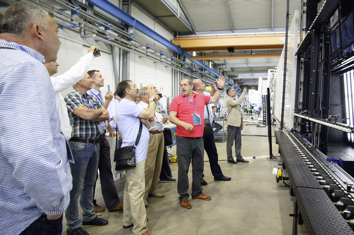 Unter den Besuchern des Open House waren auch Vertreter aller großen ­Gruppen aus der DACH-Region, um sich über die Vertikal-Anlagen zu informieren. - Forel