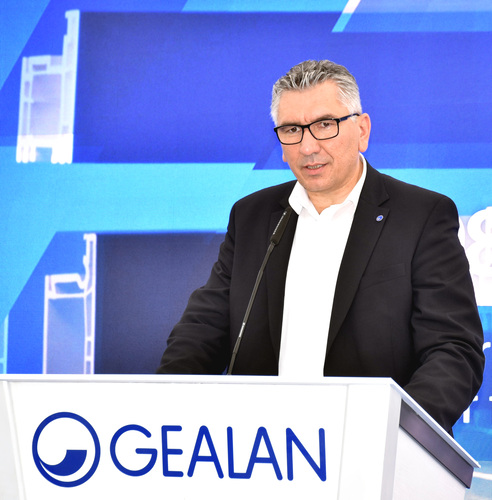 Der Sprecher der Gealan-Geschäftsleitung Ivica Maurovic freut sich über ein kräftiges Umsatzwachstum. - Daniel Mund / GLASWELT - © Daniel Mund / GLASWELT
Der Sprecher der Gealan-Geschäftsleitung Ivica Maurovic freut sich über ein kräftiges Umsatzwachstum. - Daniel Mund / GLASWELT - © Daniel Mund / GLASWELT