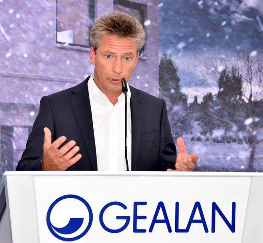 Veka-AG-Vorstandsvorsitzender Andreas Hartleif freut sich, dass Gealan in den letzen Jahren stark zugelegt hat. - Daniel Mund / GLASWELT