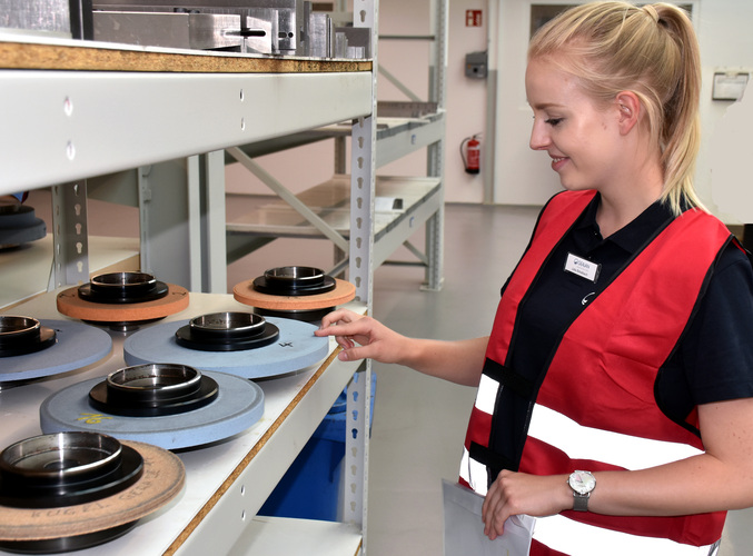 Julia Birkelbach ist bei Gealan in Oberkotzau Auszubildende zur Industriekauffrau. - Daniel Mund / GLASWELT