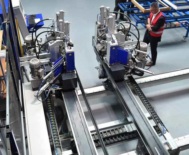 Das Herzstück im neuen Anwendungstechnikum: Eine moderne 4-Kopf-Schweißmaschine von KMW - Daniel Mund / GLASWELT - © Daniel Mund / GLASWELT
Das Herzstück im neuen Anwendungstechnikum: Eine moderne 4-Kopf-Schweißmaschine von KMW - Daniel Mund / GLASWELT - © Daniel Mund / GLASWELT