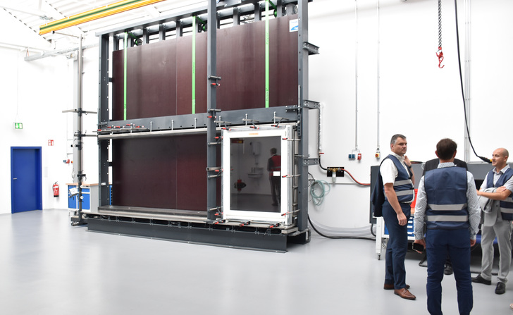 In einer separaten Prüfhalle mit 130 m2 Fläche können nach den Vorgaben des ift Rosenheim Prüfungen durchgeführt werden. - Daniel Mund / GLASWELT