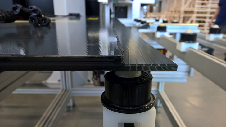 Am Züblin-Bürogebäude Z3 werden an der Fassade lastabtragende Verklebungen von PV-Modulen getestet. Um eine Verklebung ohne mechanische Befestigung zu ermöglichen, ist das PV-Modul stufenförmig aufgebaut. - Ed. Züblin AG