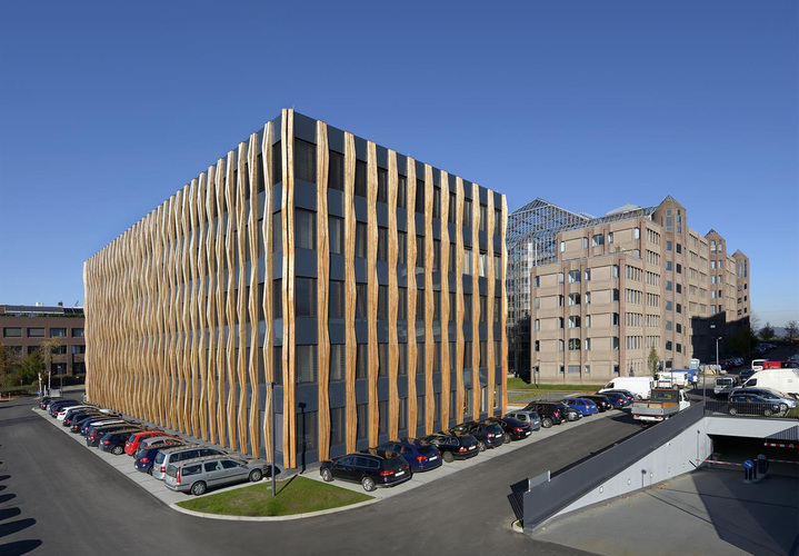 Die PV-Module wurden an der Südfassade des Züblin-Bürogebäudes montiert. Durch eine elektrische Dreiteilung wird die Teilverschattung ausgeglichen, die die Holzlisenen verursachen. So produzieren die Paneele Energie auch wenn sie nicht komplett von der Sonne beschienen werden. - Ed. Züblin AG