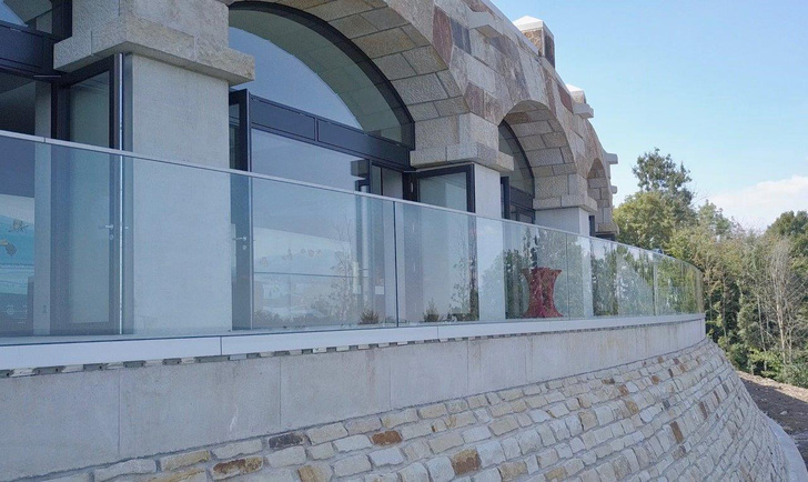 Der erneuerte Ringsockel mit Informationszentrum, Restaurant und Terrasse wurde mit einer gebogenen Glasbrüstung von Teutemacher Glas ausgestattet. - Teutemacher Glas und Spiegel