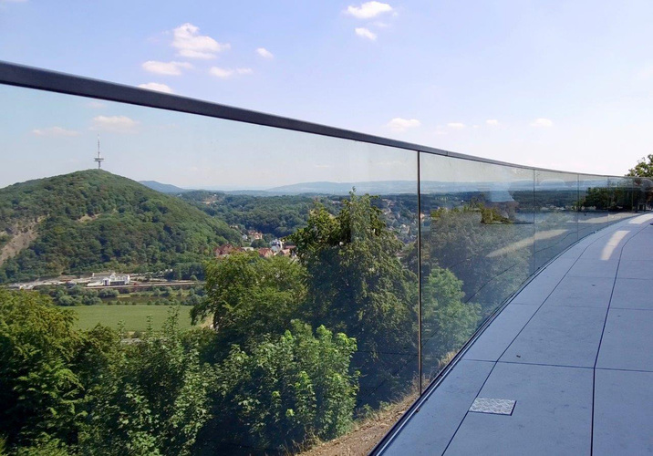 Die Brüstungsgläser sind aus gebogenem Sicherheitsglas (VSG aus 2x ESG) gefertigt. - Teutemacher Glas und Spiegel