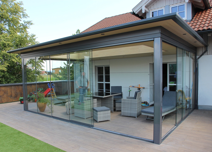 Das etwas andere Glashaus — der kuhbus Flachdach-Wintergarten. Hier als Terrassendach mit Kaltverglasung - Horst Klaes GmbH & Co. KG