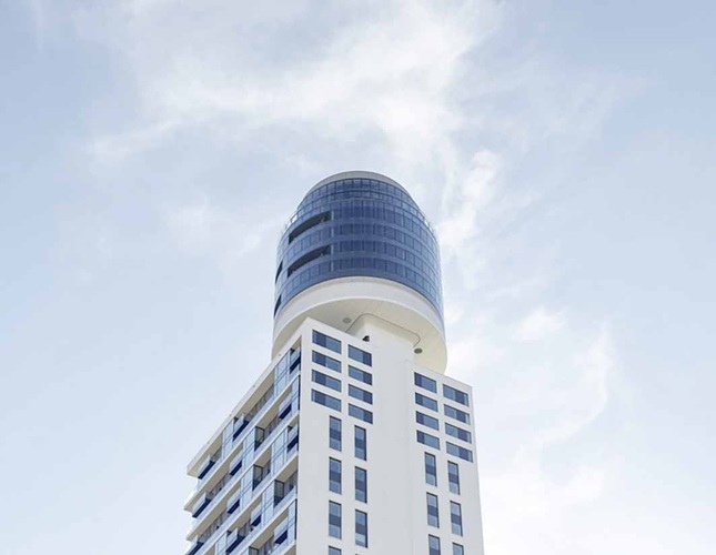Der Henninger Turm ist mit seinen 140 m Höhe einer der höchsten Wohnbauten in Deutschland. - Olaf Rohl/Saint-Gobain Glassolutions - © Olaf Rohl/Saint-Gobain Glassolutions
