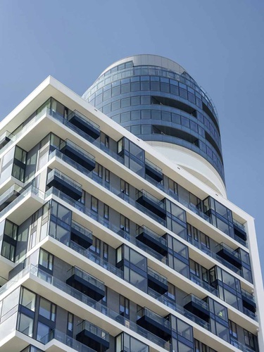 Die Architekten wollten ­keine Einheitsfassade, sondern eine abwechslungsreiche Gebäude­hülle gestalten. Bei der Fertigung der Fassadengläser arbeiteten drei Standorte der Saint-­Gobain ­Glassolutions Gruppe eng ­zusammen. - Olaf Rohl/Saint-Gobain Glassolutions