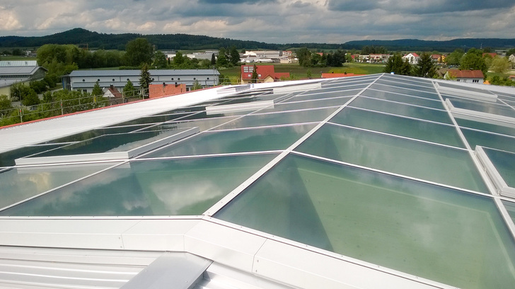 Die gläsernen Dach-Flügel auf den Atrium-Dächern sind in das Lüftungskonzept des Neubausintegriert und erfüllen dabei auch noch Rauch- und Wärmeabzugsfunktionen (RWA). - Architekten Berschneider + Berschneider/Fotografin Petra Kellner