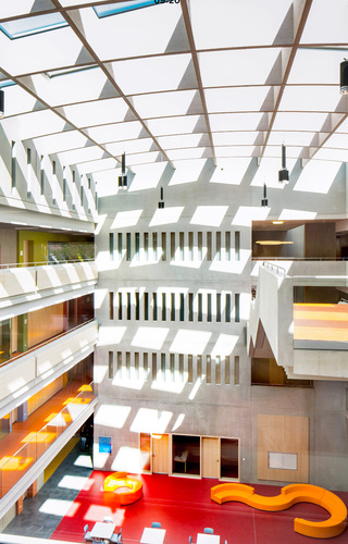 Blick in das neue Atrium. - Architekten Berschneider + Berschneider/Fotografin Petra Kellner