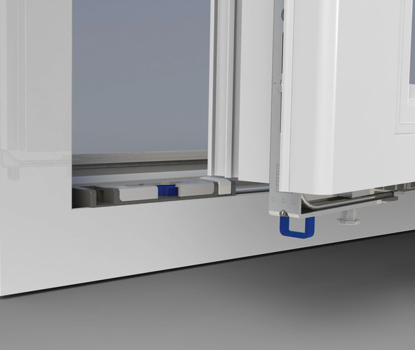 Eine montagefreundliche Zusatzausstattung von Winkhaus, die im Bild blau hervorgehoben ist, erschwert Einbrechern das Aufhebeln von Fenstern und liefert damit gute Verkaufsargumente. - Winkhaus