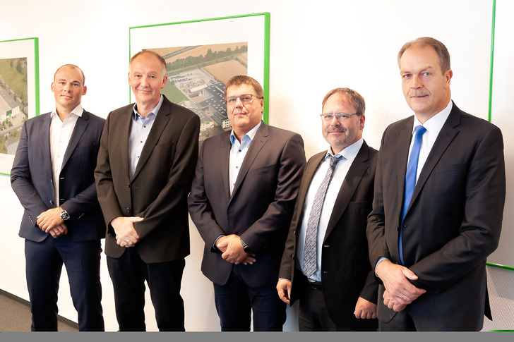 Für eine erfolgreiche Weiterentwicklung der Gruppe wurden folgende Mitarbeiter mit Prokura ausgestattet. (v. l. ): Peter Herrmann (Leiter Supply Chain Management), Peter Böhmer (Leiter operativer Vertrieb), Stefan Reuter (Leiter technischer Vertrieb), Dr. Thomas Rainer (Entwicklungsleiter Hegla boraident). Rechts im Bild Hegla-Geschäftsführer Bernhard Hötger. - Hegla