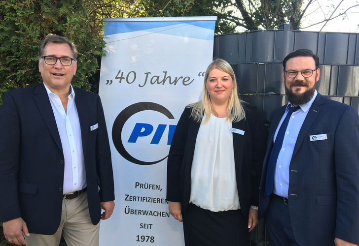 Freuen sich über 40 Jahre PIV (v.r.): Prüfstellenleiter Oliver Troska, seine Stellvertreterin Andrea Horsthemke und Stephan Schmidt, GF der Gütegemeinschaft Schlösser & Beschläge, zu der das PIV gehört. - Matthias Rehberger / GLASWELT - © Matthias Rehberger / GLASWELT
