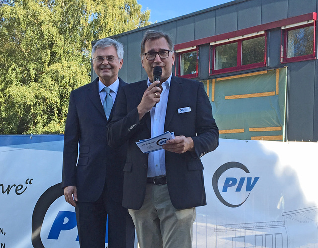 Stephan Schmidt,, GF der Gütegemeinschaft, erläuter Details zu einem PIV-Neubau für das Prüfzentrum in Velbert, der gerade im entstehen ist. - Matthias Rehberger / GLASWELT - © Matthias Rehberger / GLASWELT
