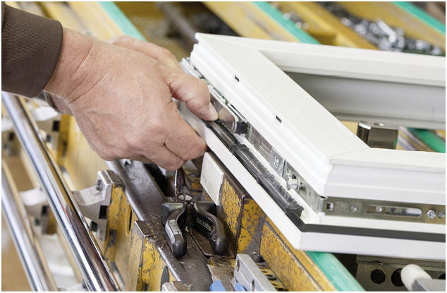 Leichter Montagevorgang: Zuerst werden die Austauschdichtungen am Blendrahmen platziert, dann wird am Flügel der Lüfter selbst in der Dichtungsnut eingeclipst. - Innoperform