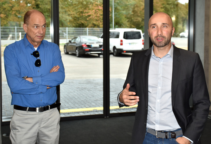 Geschäftsführer Hans-Dieter Herzog und Vertriebsleiter Andreas Heilig erläutern die Funktionsweise der Fassade des Verwaltungsbaus. - Daniel Mund / GLASWELT - © Daniel Mund / GLASWELT
