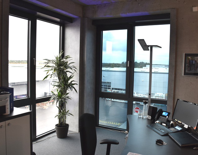 Die Scheiben lassen sich durch eine elektrochrome Beschichtung automatisch einfärben. - Daniel Mund / GLASWELT