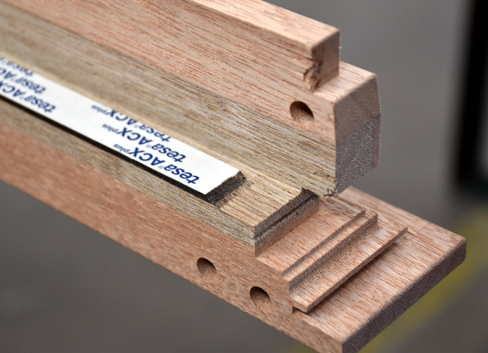 Das Klebeband wird bereits nach dem Hobeln auf die Kantel appliziert. Die CNC-Anlage Centateq kann die Kantel inklusive Klebeband weiterverarbeiten. - Daniel Mund / GLASWELT