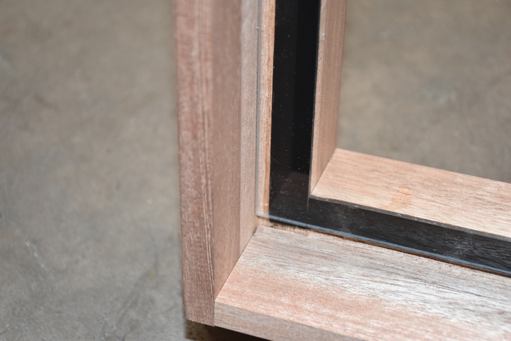 Die Profilierung der Rahmenteile ist einfach und erfordert weniger Zerspanung und Holz-Einsatz und dadurch auch geringere Werkzeugkosten. Die Verklebung stellt die Statik des Flügels sicher, die Eckverbindung kann einfach gehalten werden. Die perfekte Ergänzung dazu ist die geschraubte Ecke: Die Einzelteile können komplett oberflächenfertig bearbeitet und der Rahmen ohne eine Presse montiert werden. - Daniel Mund / GLASWELT