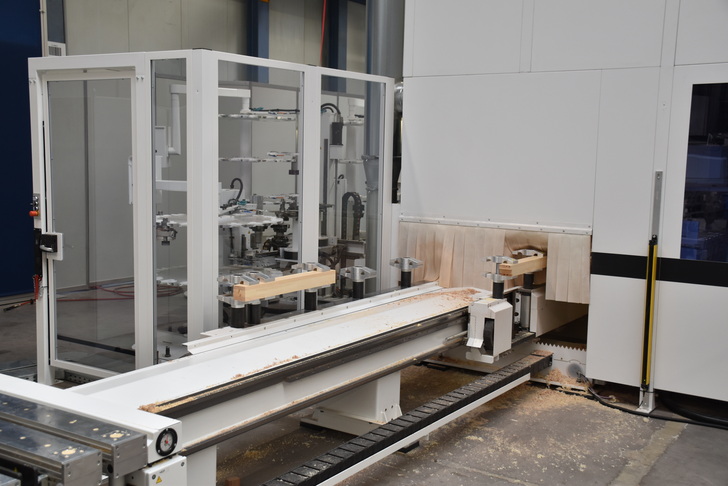 Die Greifeinheit und Spanntechnik sorgen für maximale Flexibilität bei der Bearbeitung. Die Bauteile lassen sich frei in allen Richtungen spannen, auch beim Umspannen — freie Einspanntiefe, freie Position der Spannung, auch im Falz. - Daniel Mund / GLASWELT - © Daniel Mund / GLASWELT
Die Greifeinheit und Spanntechnik sorgen für maximale Flexibilität bei der Bearbeitung. Die Bauteile lassen sich frei in allen Richtungen spannen, auch beim Umspannen — freie Einspanntiefe, freie Position der Spannung, auch im Falz. - Daniel Mund / GLASWELT - © Daniel Mund / GLASWELT