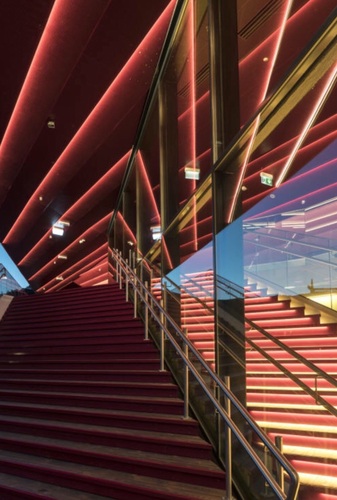 Die Beleuchtung der Fassade schafft ein ganz besonderes Erlebnis für Besucher und Betrachter. - Jiri Havran