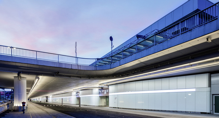 Die beiden 450 m langen Beleuchtungssysteme an den Wänden des Terminals sowie die LED-Flächen verbessern die räumliche Qualität des Vorfahrtsbereichs deutlich. - Jörg Hempel, Aachen - © Jörg Hempel, Aachen
