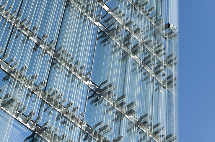 Die vorgesetzten Glaslamellen schaffen für die Nutzer eine Durchlässigkeit und erlauben so den Ausblick aus den Innenräumen in die Umgebung, auf die umgebenden Berge und den Genfer See. - Erco GmbH, www.erco.com, Fotografie: Moritz Hillebrand