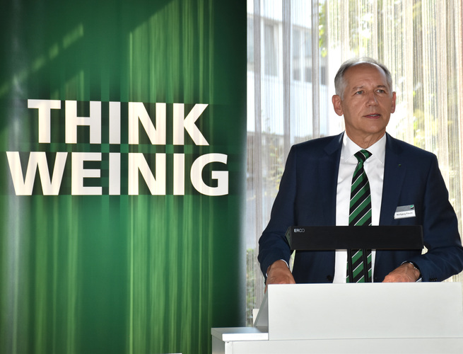 Der Weinig-Vorstandsvorsitzende Wolfgang Pöschl auf der Pressekonferenz. - Daniel Mund / GLASWELT - © Daniel Mund / GLASWELT
Der Weinig-Vorstandsvorsitzende Wolfgang Pöschl auf der Pressekonferenz. - Daniel Mund / GLASWELT - © Daniel Mund / GLASWELT