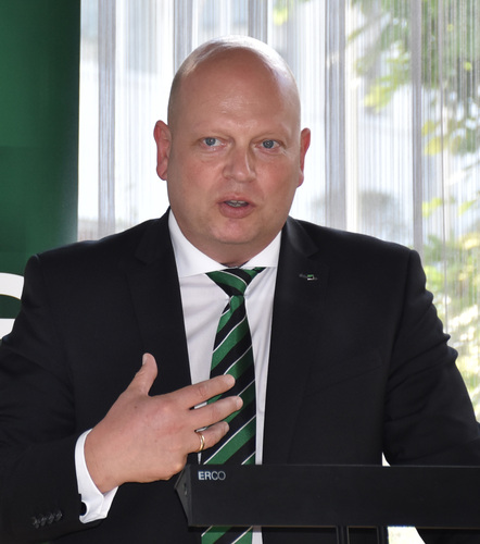 Wolfgang Baumbusch, verantwortlich im Vorstand für Marketing und Vertrieb: “Unsere Kunden denken nicht in Maschinen, sondern in Prozessen.“ - Daniel Mund / GLASWELT