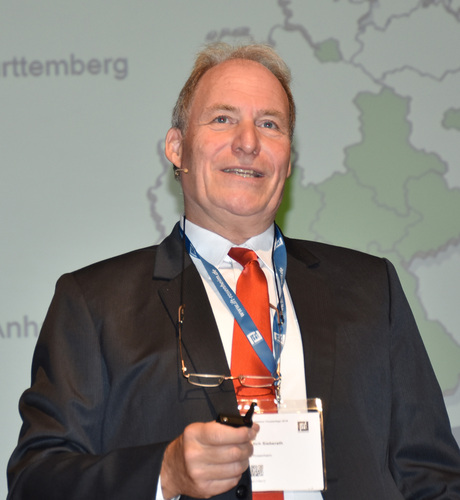 Prof. Sieberath beschäftigte sich mit dem Begriff “Grenzenlos“ im Zusammenhang mit unserer Branche. - Daniel Mund / GLASWELT - © Daniel Mund / GLASWELT
Prof. Sieberath beschäftigte sich mit dem Begriff “Grenzenlos“ im Zusammenhang mit unserer Branche. - Daniel Mund / GLASWELT - © Daniel Mund / GLASWELT