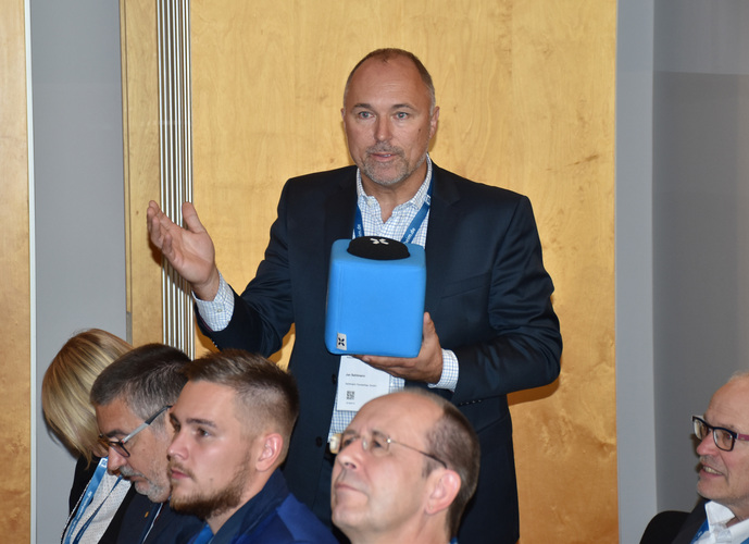 Eine Teilnehmerreaktion beim Vortrag von Karin Lieb vom ift: Fensterbauer Jan Sehlmann freut sich, dass das Thema VIG wieder Fahrt aufnimmt, damit die Fenstermacher ein leichteres Produkt hantieren können. - Daniel Mund / GLASWELT