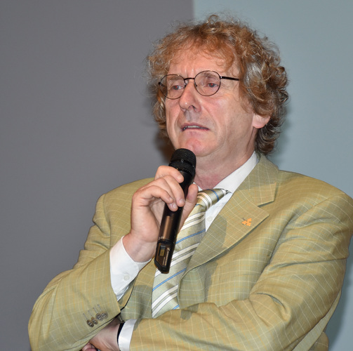 Prof. Dr. Michael Braungart zögerte nicht, die Teilnehmer in Gänze und auch im Speziellen zu beschimpfen, die Dinge einfach nicht intelligent genug anzupacken. - Daniel Mund / GLASWELT - © Daniel Mund / GLASWELT
Prof. Dr. Michael Braungart zögerte nicht, die Teilnehmer in Gänze und auch im Speziellen zu beschimpfen, die Dinge einfach nicht intelligent genug anzupacken. - Daniel Mund / GLASWELT - © Daniel Mund / GLASWELT