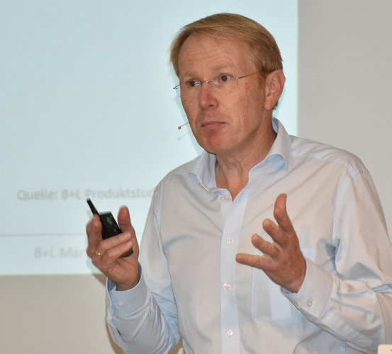 Martin Langen von B+L Marktdaten:Ohne viel Dreck und ganz schnell muss die Sanierung klappen. Das wäre ein Mega-Erfolgsmodell. - Daniel Mund / GLASWELT - © Daniel Mund / GLASWELT
Martin Langen von B+L Marktdaten:Ohne viel Dreck und ganz schnell muss die Sanierung klappen. Das wäre ein Mega-Erfolgsmodell. - Daniel Mund / GLASWELT - © Daniel Mund / GLASWELT