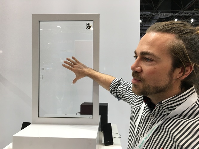 Musik aus der Glasscheibe, das gab es bei einem Start up aus Schweden zu sehen. - Matthias Rehberger / GLASWELT