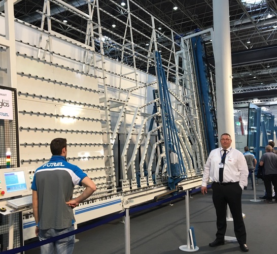 XXL Gläser werden in der Verarbeitung immer wichtigen. - Matthias Rehberger / GLASWELT