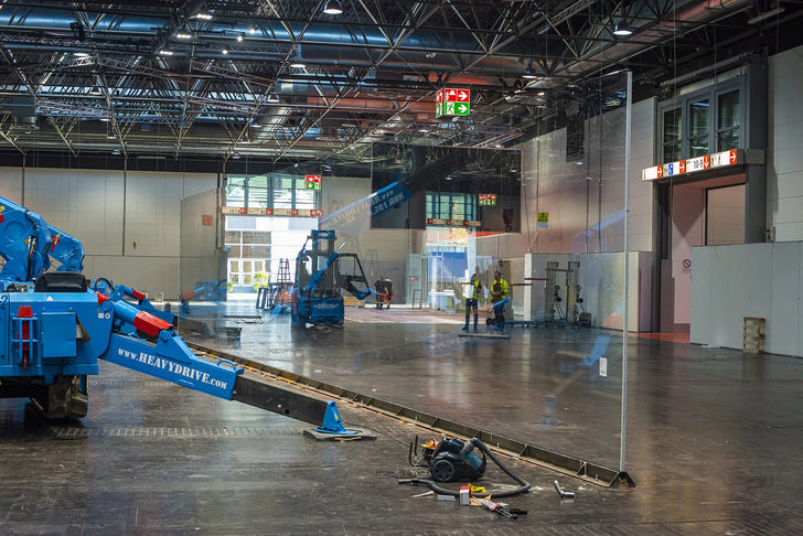 Sitzt und steht: Das 18m lange VSG war am Stand von Folienhersteller Eastman ausgestellt. - Heavydrive GmbH