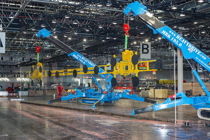Hier die Hebegeräte von Heavydrive bei der Montage der XXL-VSG-Scheibe in Düsseldorf. Die 18 m lange Scheibe hatte ein Gewicht von über 4t. - Heavydrive GmbH - © Heavydrive GmbH
