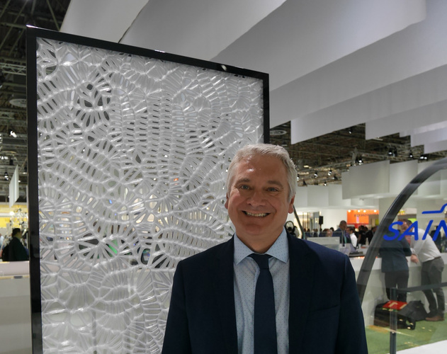 Dr.-Ing. Frank Schneider von Okalux präsentiert das neue Sonnenschutzglas auf der Sonderschau glass technology live. - Matthias Rehberger / GLASWELT